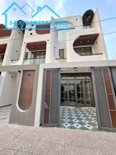 CẦN BÁN 3 CĂN NHÀ VỪA HOÀN THIỆN - CÓ SẴN NỘI THẤT - Ở TP HCM !