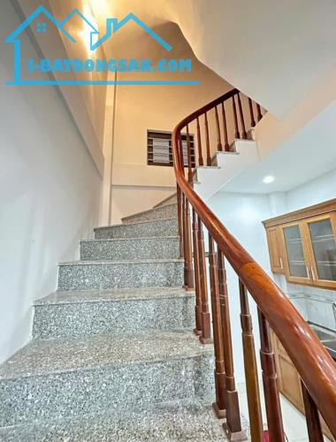 Bán nhà 4Tx33m2 giá 2tỷ7 ô tô đỗ cổng, thiết kế hiện đại , phong cách châu âu - 1