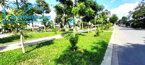 Nhà Công Viên, Chợ Linh Trung, Đường Rộng 12m, Thông, Xây Cao Tầng, 90m2(5mx18m)