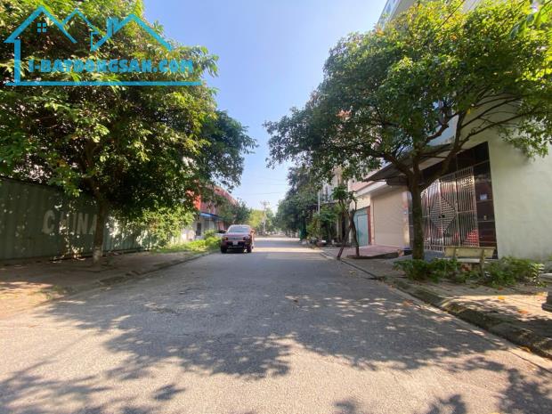Bán 2 lô đất liền nhau mặt đường Nguyễn Quyền.