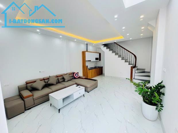 SIÊU PHÂM .NHÀ MỚI 5 TÂNG, THƠM MÙI SƠN - CHỦ TẶNG NỘI THẤT - CÁCH MẶT PHỐ 30M - TRUNG TÂM
