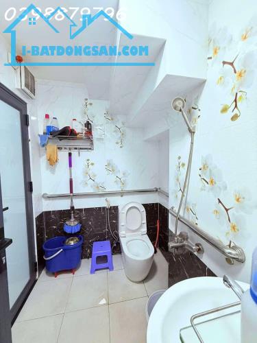 "Bán Biệt Thự Bình Tân 5 lầu , 168m2 , 5PN 
master , thang máy , ngang 12m ,22 tỷ - 4