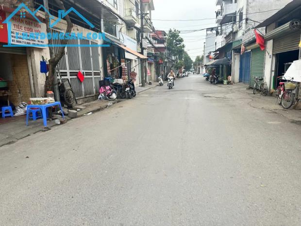 Nhà đẹp phố Hoa Lâm, 74m, 5 tầng, 2 mặt tiền ô tô tránh.