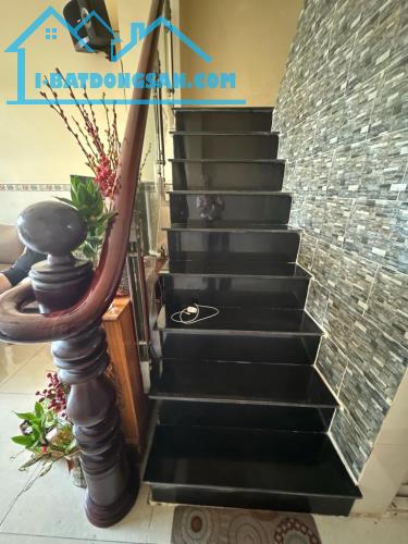 CHỦ KẸT TIỀN GẤP BÁN, MỄ CỐC NHÀ KIÊN CỐ 3 TẦNG DT 44.3M2 (3.9 X15M) CHỈ 4.5 TY - 2