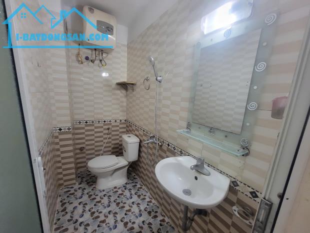 Cho thuê nhà ngõ 467 Lĩnh Nam 5 tầng x 30m2, 3 ngủ, 4 vệ sinh, 9 Triệu ở gđ, nhóm 6 người - 4