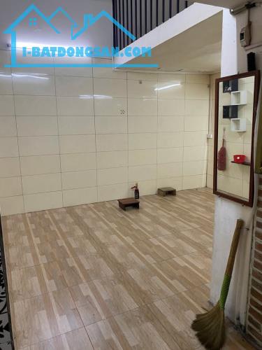 Cho thuê nhà ngõ phố Đê Tô Hoàng Hai Bà Trưng 30m x 3 tầng, giá 6tr/tháng