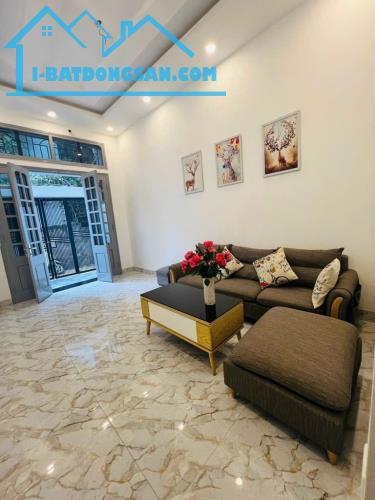 Bán Nhà Dân Xây Cổ Linh, Long Biên 42m2, 3T, chỉ 6,4 tỷ (ô tô đỗ cách nhà 15m)