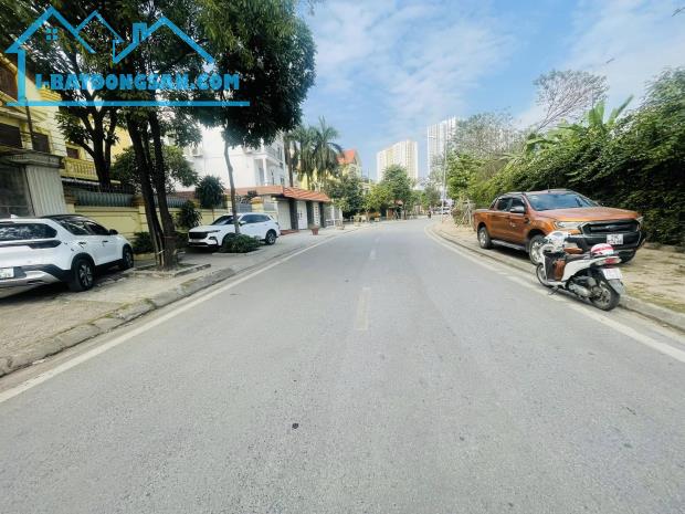 Bán gấp biệt thự pháp vân 379m2*4T, MT14M, vỉa hè lớn đường lớn giá 80 tỷ