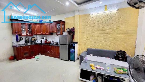 Cho thuê nhà ngõ Hoàng Mai 5 tầng x 34m2, 3 ngủ, 11 Triệu làm VP, ở gđ, nhóm đi làm - 2