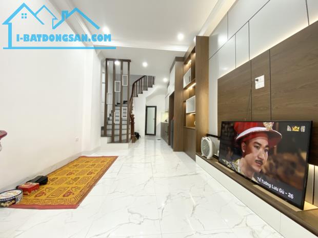 Bán nhà Định Công, Ô tô đỗ cửa, Nhà mới nguyên tặng kèm nội thất xịn, DT:  30 m2, Giá chỉ - 1