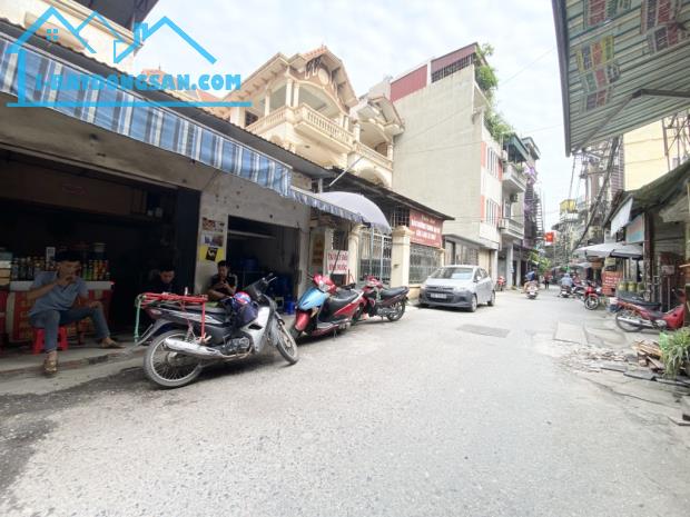 Bán nhà Định Công, Ô tô đỗ cửa, Nhà mới nguyên tặng kèm nội thất xịn, DT:  30 m2, Giá chỉ - 5