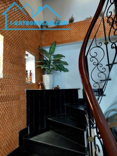 Bán gấp nhà đẹp ở ngay Đường Mễ Cốc, xe hơi đỗ cửa, 75m2, nở hậu tài lộc, SHR, nhỉnh 6 tỷ. - 2