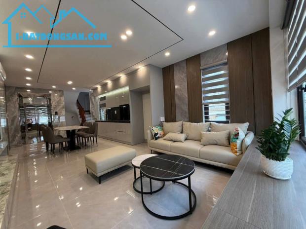 Bán nhà Thạch Bàn - Cạnh công viên. Gara ô tô - Thang Máy - Full nội thất. 41m x 7T - 2