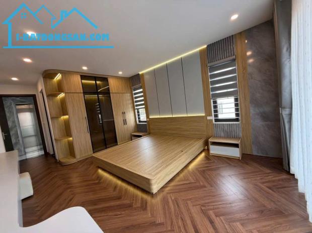Bán nhà Thạch Bàn - Cạnh công viên. Gara ô tô - Thang Máy - Full nội thất. 41m x 7T - 5