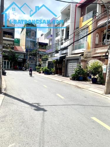 Bán nhà hẻm 6m kế chợ Tân Hương-33PN-ngang 8m-sổ vuông+thang máy-110tr/tháng-giá tốt