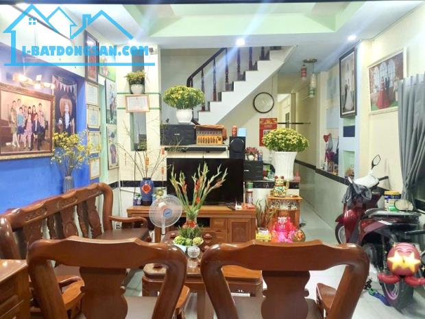 Bán Nhà Lô Góc Hẻm Ô Tô Ngủ Trong Nhà, 2 Tầng 4PN, Gần Gigamall - Giá 6.8 Tỷ (Hiệp Bình - 1