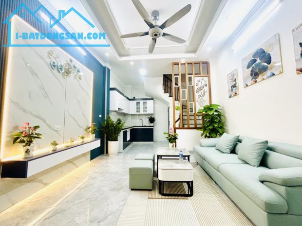 Bán nhà ngõ 150 Tân Khai Hoàng Mai, 30m² x 5 tầng, full nội thất, gần phố, giá chỉ 6.45 tỷ