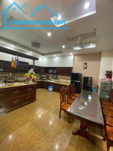 Bán BIỆT THỰ ĐẲNG CÂP 242m2 ngay Trung Tâm Dĩ An,ngang KHỦNG 12m - 1