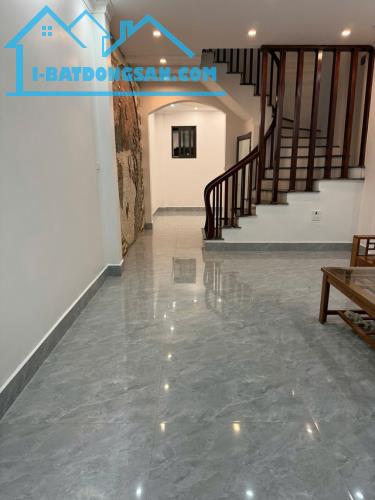 Bán Gấp Nhà Ô tô Đỗ Cửa Trần Thái Tông - Cầu Giấy- 40m2- 5 tầng – Giá chỉ 12.2tỷ.