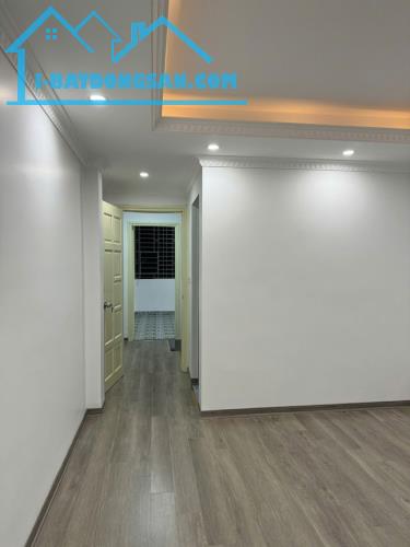 Bán Gấp Nhà Ô tô Đỗ Cửa Trần Thái Tông - Cầu Giấy- 40m2- 5 tầng – Giá chỉ 12.2tỷ. - 2