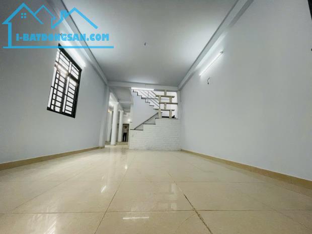 Hơn 5 tỷ - nhà Q12 , HXH đỗ cửa , Ngang gần 5m  , Chủ tặng nội thất nhập  + Nhà riêng chủ