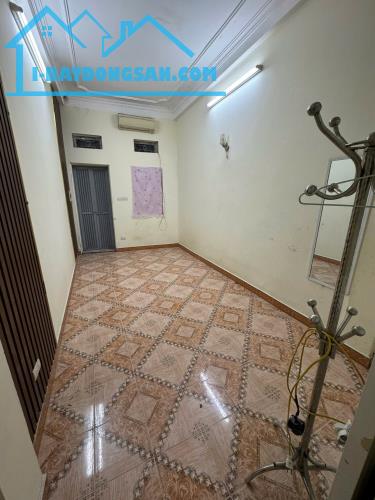 Cho thuê nhà ngõ Đê Tô Hoàng, 40m2, có gác xép 6.2 Triệu - 2