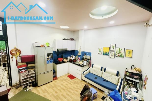 Hoàn công đủ, nhà 3 tầng, Hoàng Hoa Thám Bình Thạnh, xe hơi vào tận cửa, nhỉnh 3 tỷ