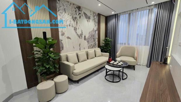 Đống Đa Mặt tiền 4.5M - 5 tầng Thang máy - Full nội thất - Ô tô đỗ cửa. - 1