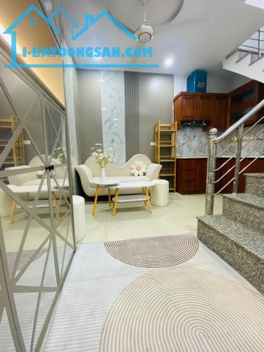 BÁN CĂN NHÀ NGAY TRUNG TÂM ĐÔNG ĐA 4.35 TỶ-OTO ĐỖ CỔNG-NHÀ ĐẸP Ở LUÔN