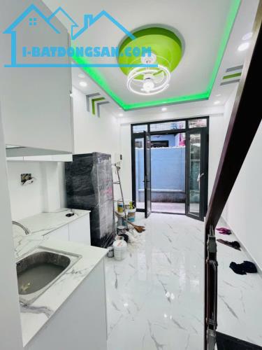 NHỎ XINH LUNG LINH 3 TẦNG HOÀI THANH QUẬN 8 GIÁ 2,38 TỶ