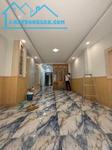 BÁN NHÀ CHẠM MẶT TIỀN CHỈ 2 BƯỚC CHÂN - NHÀ ĐẸP TÂN PHÚ - HXH - XE HƠI ĐẬU CỬA - 5.X TỶ - 2