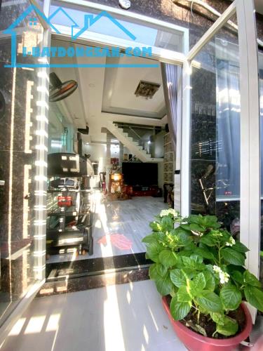 BÁN NHÀ 3 TẦNG MỚI ĐẸP – NGANG 6M NỞ HẬU 8.3M – CÓ GARA Ô TÔ – PHẠM VĂN ĐỒNG –  NHỈNH 6 TỶ - 1