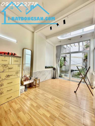 NGAY PHỐ BÙI VIỆN - 3 TẦNG - CÁCH 10M RA MẶT PHỐ- - 3