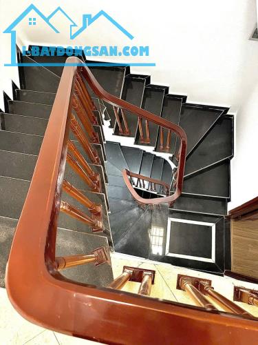 Bán nhà 5 tầng 3 ngủ cực đẹp ngõ 565 Bát Khối gần ô tô - 4