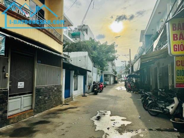 HẺM XE HƠI TRÁNH NHAU- BÁN ĐẤT TẶNG NHÀ- NGANG LỚN - AN NINH - 2 TẦNG- 5,6X12- 7.95T - 1