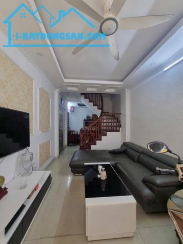 BÁN NHÀ LÔ GÓC PHỐ VŨ TÔNG PHAN, Ô TÔ VÀO NHÀ, ĐẦY ĐỦ NỘI THẤT, 37M2, 4 TẦNG, GIÁ 11 TỶ.