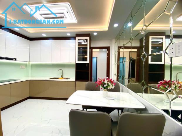 Bùi Văn Ba xe hơi 🚗cạnh nhà Q7
CÓ 6 TỶ - 4