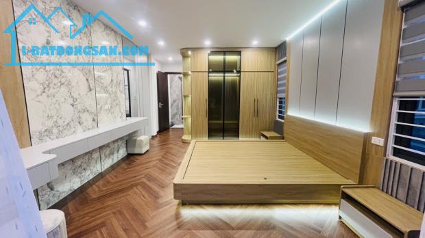 Bán nhà Thạch Bàn, Long Biên 41m, 7 tầng. Giá: 10.6 tỷ. LH: 0937158386 - 2