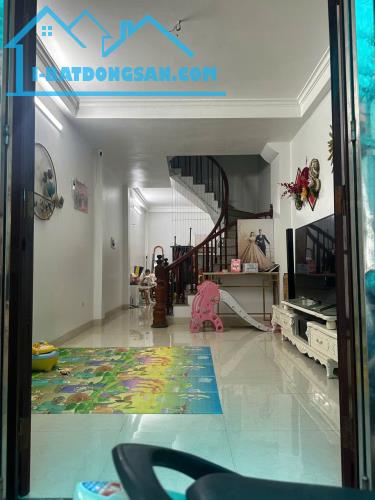 Cho thuê nhà ngõ 26 Bằng Liệt 5 tầng x 45m2, 5 ngủ, 15 Triệu, 3m ra mặt phố