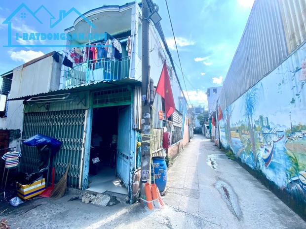 Bán Nhà Lô góc Thới An 28. 63m2, 2 Tầng, Đường 4 m thông,xe hơi ngủ trong nhà.