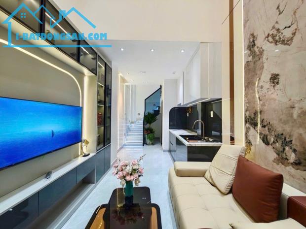 NHÀ QUẬN 3 - VỊ TRÍ ĐẸP, HẺM 4M THÔNG - 3PN, SỔ HỒNG RIÊNG - CHỈ 5.7 TỶ - 4