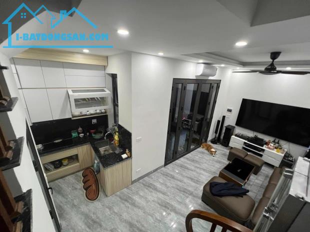 Nhà Đàm Quang Trung, chân cầu Vĩnh Tuy, DT 45m 5T - - 10M Ô TÔ TRÁNH - CỔNG RIÊNG - OTO ĐỖ - 1