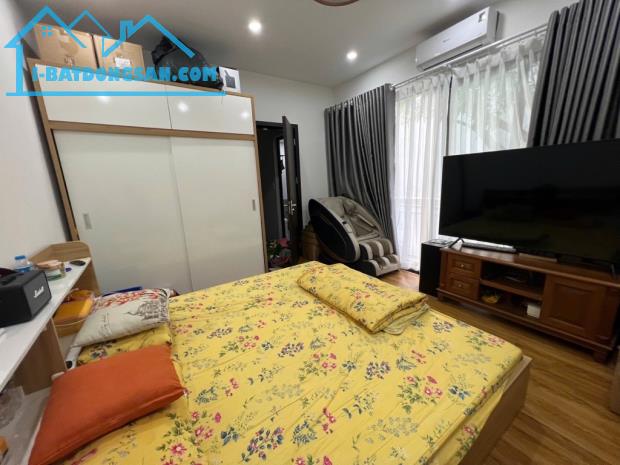 Nhà Đàm Quang Trung, chân cầu Vĩnh Tuy, DT 45m 5T - - 10M Ô TÔ TRÁNH - CỔNG RIÊNG - OTO ĐỖ - 2
