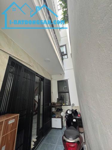 Nhà Đàm Quang Trung, chân cầu Vĩnh Tuy, DT 45m 5T - - 10M Ô TÔ TRÁNH - CỔNG RIÊNG - OTO ĐỖ - 4