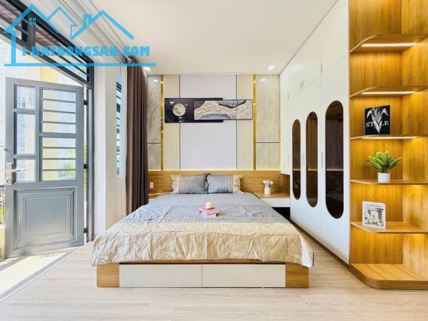 Đi nước ngoài định cư bán gấp nhà ở đường Nguyễn Thị Minh Khai, phường 2, quận 3, giá 2 tỷ - 4