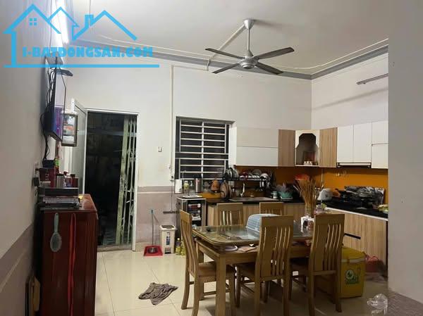BÁN NHÀ TRỆT 2 LẦU KHU DÂN CƯ 586