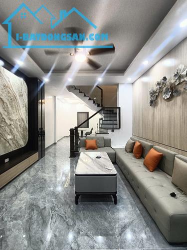 Bán nhà đẹp -  Phố Chùa Láng – 2 thoáng – 5 tầng 4 ngủ - 48m2-10.8 tỷ - 2