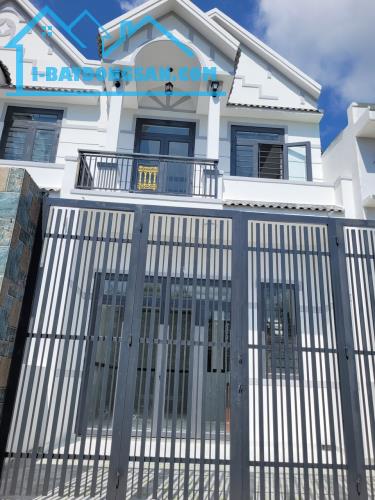 nhà lầu xây mới ngay trạm xăng dầu đức hưng giá chỉ từ 700tr sổ riêng thổ cư