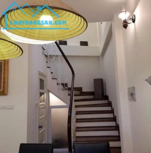 BÁN NHÀ KIỂU BIỆT THỰ PHỐ ÂU CƠ, TÂY HỒ, Ô TÔ TRÁNH, LÔ GÓC, SÁT HỒ,  DT 90M* MT 8M* GIÁ 3 - 2