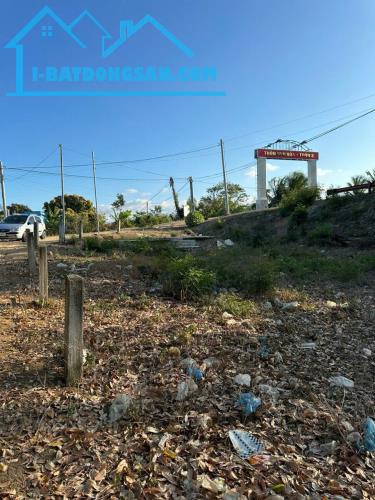 💰 290 TRIỆU – BÁN GẤP 1.776M² ĐẤT NÔNG NGHIỆP – MẶT SÔNG, ĐƯỜNG Ô TÔ ĐẾN ĐẤT 💰

📍 Vị - 2